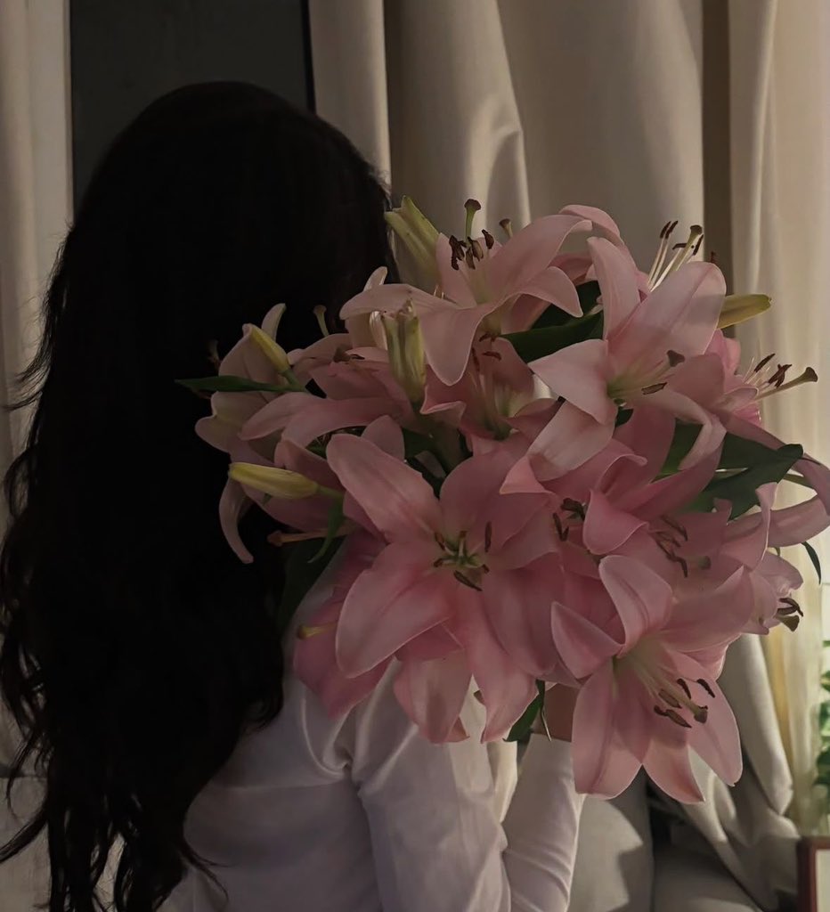 i3Moment's tweet image. Pink lilies