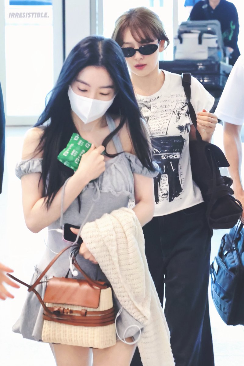 IRRESISTIBLE_IS's tweet photo. 250718 Departure🛫

#IRENE #SEULGI 
#아이린 #슬기 https://t.co/JO2f1sece9