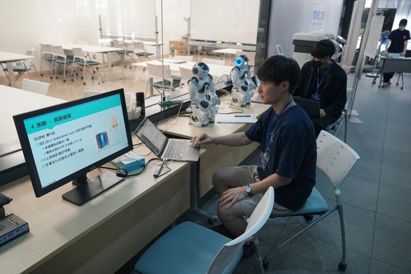 KSU_CSE's tweet image. 研究紹介「人の暮らしを支えるヒューマンコンピュータインタラクション」(棟方研究室)
人の行動変容を促すモバイルアプリケーション開発や人の活動を支援するロボットシステムについて紹介します 。
#京都産業大学 #情報理工学部 #オープンキャンパス
info.cse.kyoto-su.ac.jp/?page_id=13501