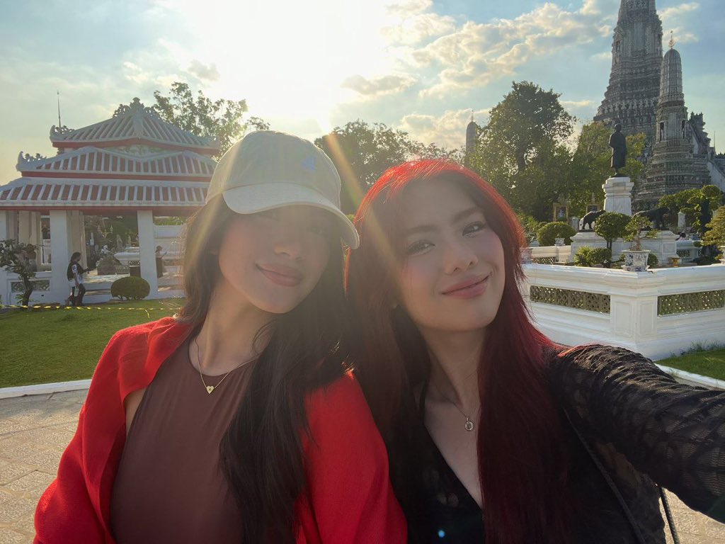 mikhstar_'s tweet image. THAILAND                       🤝🏻                SIARGAO