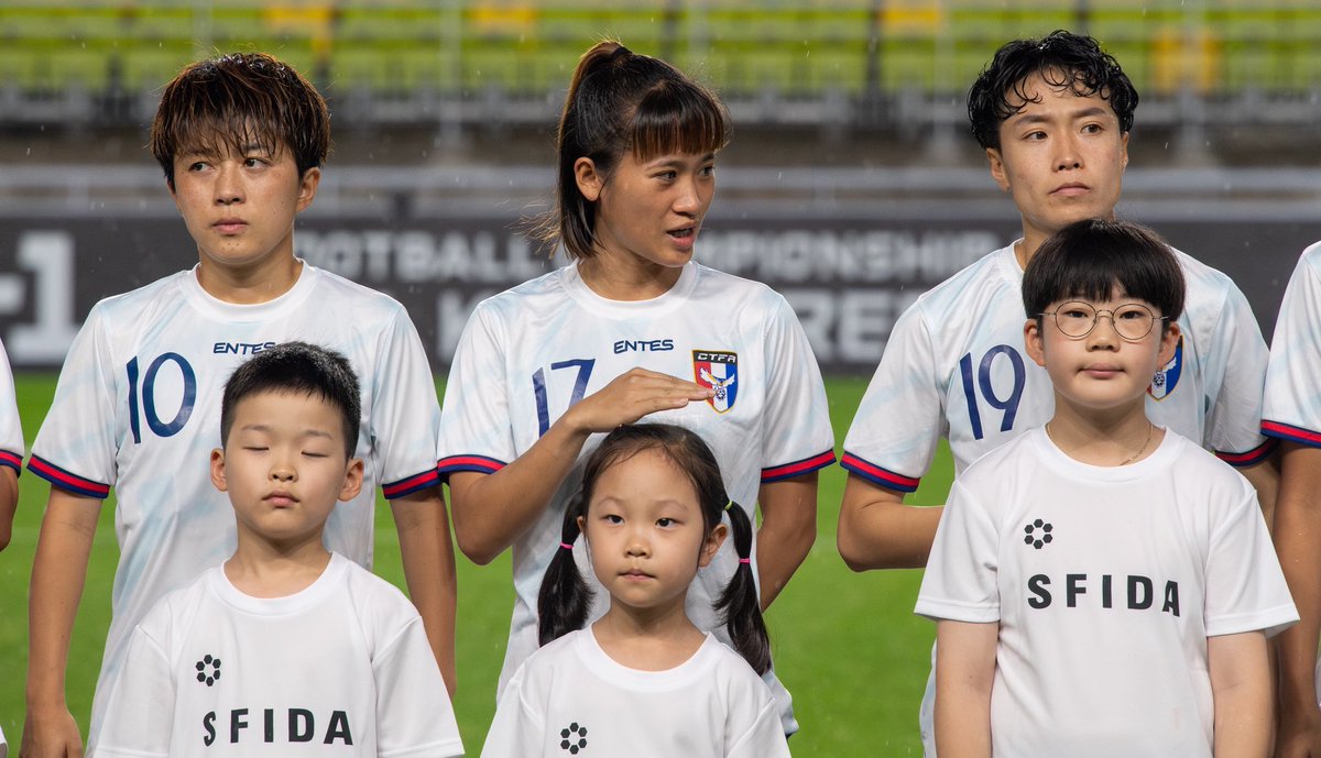https://bsky.app/profile/lionelpiguet.bsky.social (@lionelpiguet) on Twitter photo A small but beautiful gesture, some Taiwanese players covered kids with their hands or a towel to protect them from the heavy rain ☔️
Photo taken for Trophy Network and <a href="/JSoccerMagazine/">JSoccerMagazine/JSoccer.com</a> / JSoccer.com
#台灣 #臺灣 #Taiwan #CTFA #TeamTaiwan #EAFF2025 #EAFF A small but beautiful gesture, some Taiwanese players covered kids with their hands or a towel to protect them from the heavy rain ☔️
Photo taken for Trophy Network and <a href="/JSoccerMagazine/">JSoccerMagazine/JSoccer.com</a> / JSoccer.com
#台灣 #臺灣 #Taiwan #CTFA #TeamTaiwan #EAFF2025 #EAFF