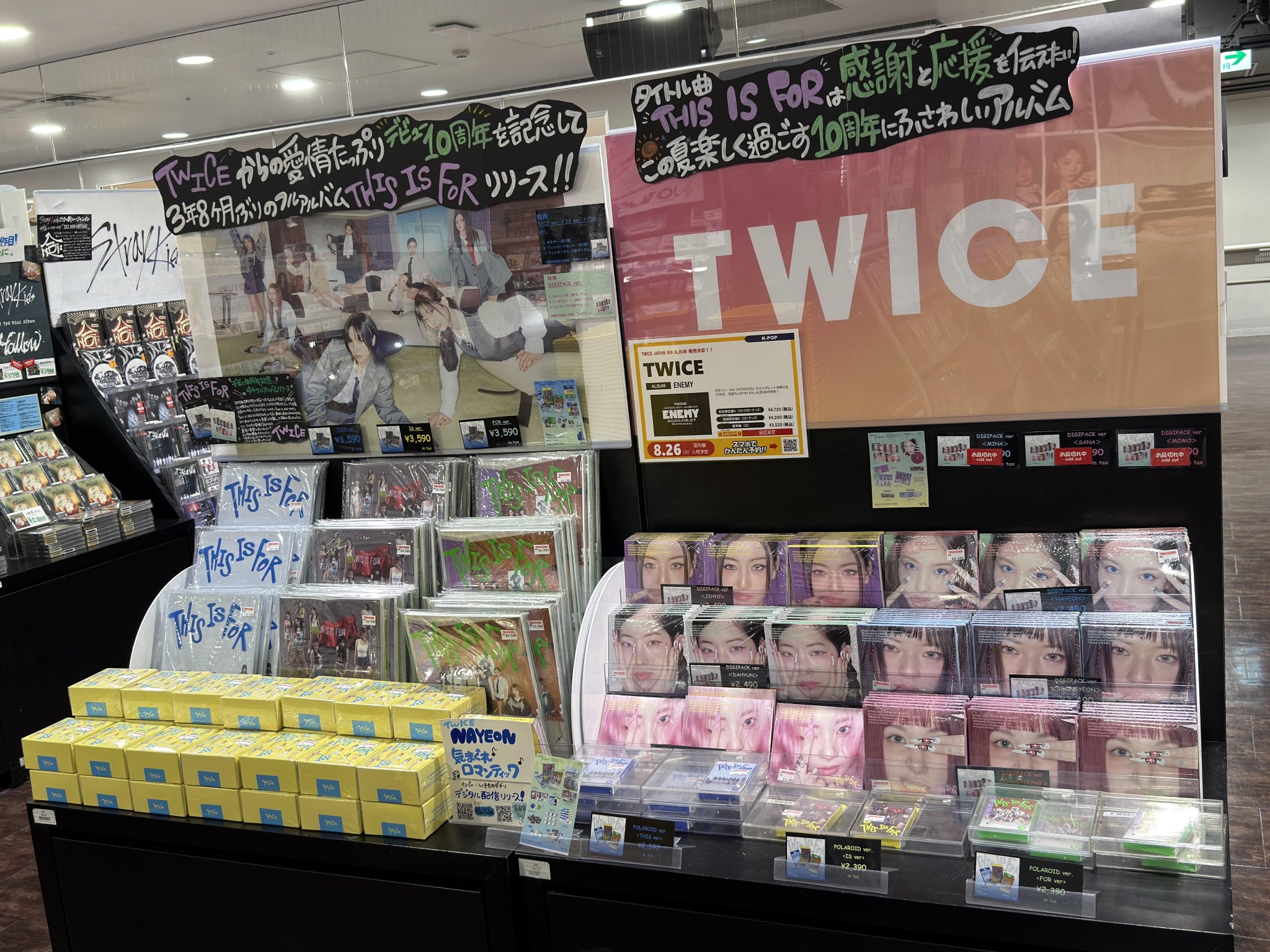 16.QWER discord  タワレコ 渋谷限定 特典 トレカ マゼンタ 61IwfaTHYAL._UF350,350_QL50_.jpg