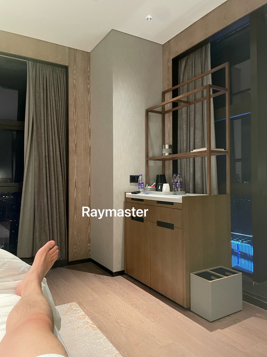 是狗子脸太小  还是爸爸脚太大