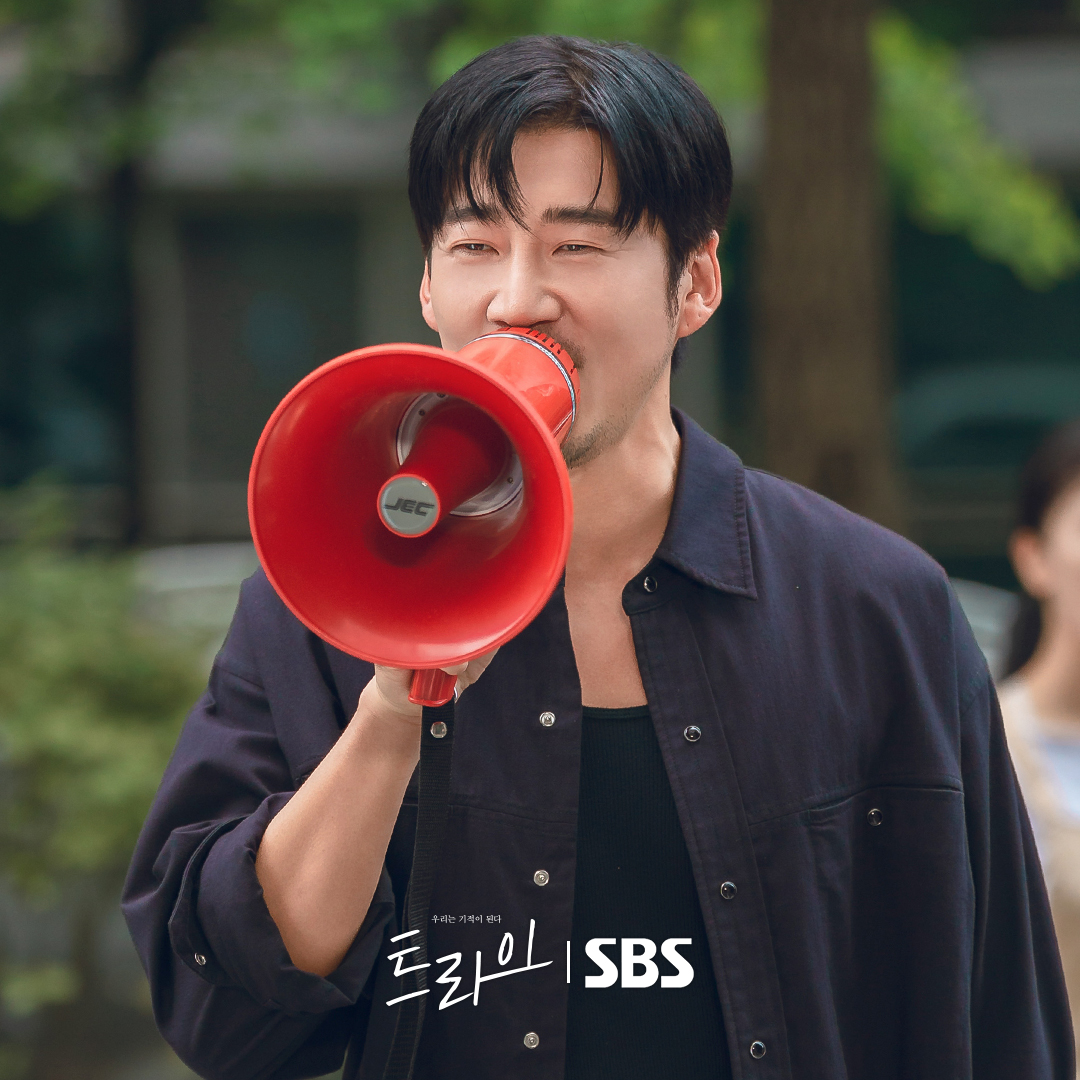 SBSNOW's tweet photo. 무단이탈한 주장 김요한 잡으러 윤계상 출동!!!!!!
단지 한복판에서 찐 광기 보이는 괴짜 감독( •̀∀•́ )✧

SBS 새 금토드라마 <트라이: 우리는 기적이 된다>
☞ 7월 25일 [금] 밤 9시 50분 첫 방송

#SBS새금토드라마 #트라이 #TheWinningTry
#트라이우리는기적이된다 #코믹성장스포츠 
#트라이스틸 #스틸
#윤계상 #임세미 #김요한
