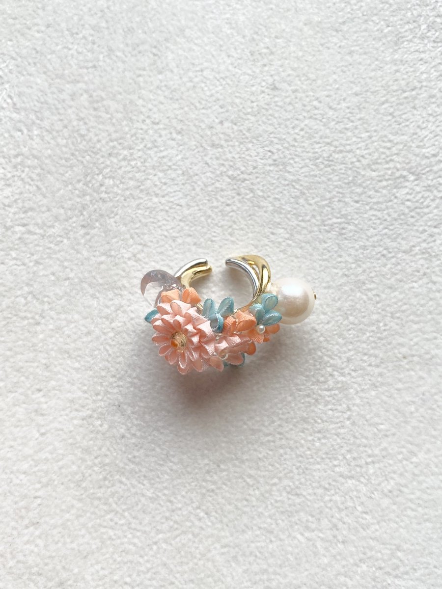 サンセットビーチのような色味のイヤーカフ

いつものイヤーカフよりほんの少し小さなタイプです。