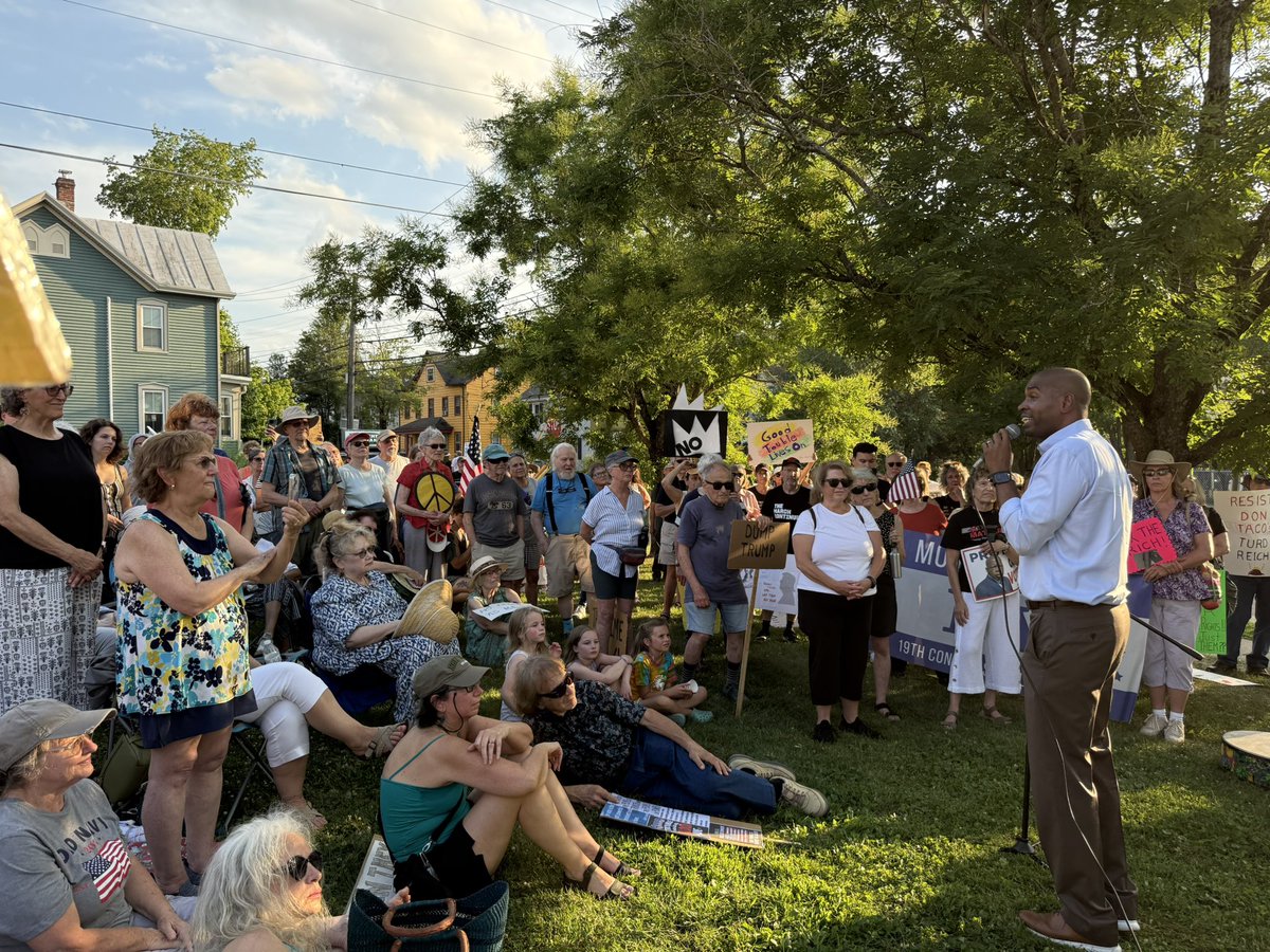 DelgadoforNY's tweet image. Honored to stand with so many inspired voices at the Good Trouble Lives On Rallies from Poughkeepsie, to New Paltz to Hyde Park. We carry the legacy of John Lewis forward by speaking truth, showing up, and demanding justice. The fight for democracy continues.