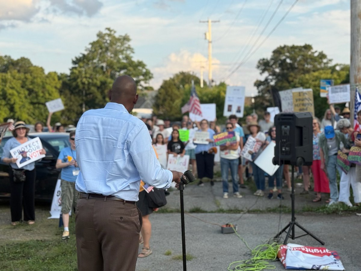 DelgadoforNY's tweet image. Honored to stand with so many inspired voices at the Good Trouble Lives On Rallies from Poughkeepsie, to New Paltz to Hyde Park. We carry the legacy of John Lewis forward by speaking truth, showing up, and demanding justice. The fight for democracy continues.
