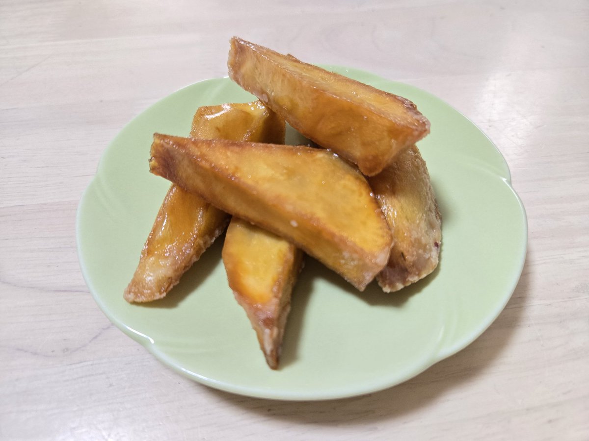 Rii18071118's tweet image. お買い物をしていて…
甘い物を自分からあまり欲しがらない旦那さんが《コレ買わん?🍠》と😂
《ダメな理由ありませんけど?🐷🍠》
という事で、大学芋のような蜜の方はいつでも食べられるので《塩》の方を選択しました😋
夜の晩酌の時に爪楊枝で少しずつ食べてました😆
もちろん美味しかったです!