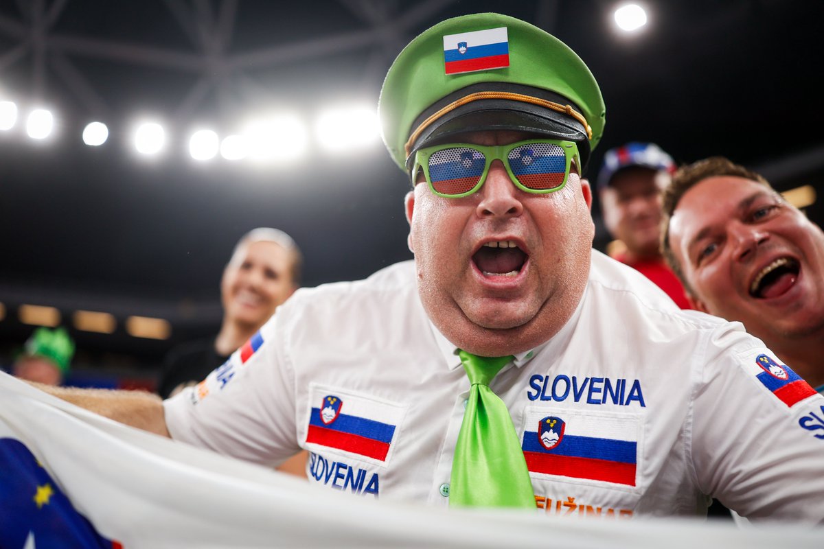 SloVolley's tweet photo. Skupaj smo močnejši! 💪
Hvala, ker ste #tukaj #zdaj in glasno #zaSlovenijo! 🏐🇸🇮
@GENERALI https://t.co/Ynz8rfu9b5