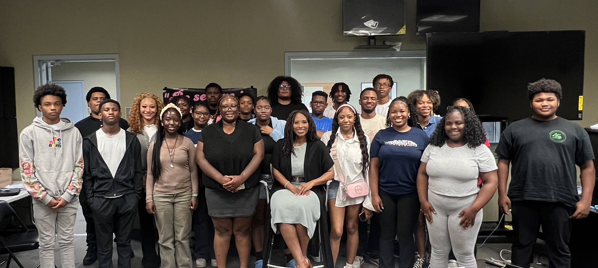 queenogunshakin's tweet image. Thank you @JotakaEaddy for coming to the Deanwood Radio Broadcast Program today! Your words, your story, and your presence are powerful and I was truly inspired today.
LOTD: “Oxygen is still flowing even if the bag is not deflated”
