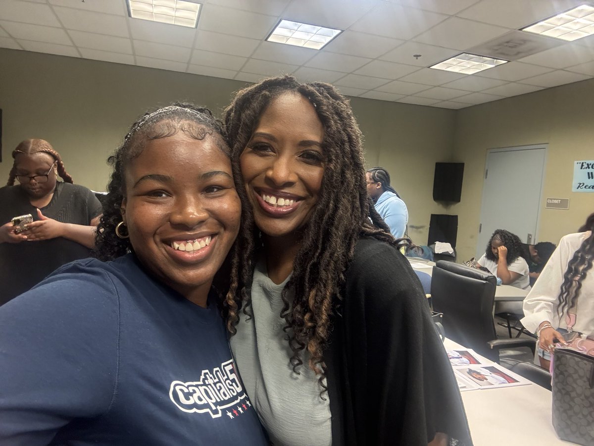 queenogunshakin's tweet image. Thank you @JotakaEaddy for coming to the Deanwood Radio Broadcast Program today! Your words, your story, and your presence are powerful and I was truly inspired today.
LOTD: “Oxygen is still flowing even if the bag is not deflated”