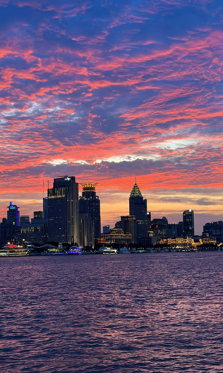 AlecZ198570's tweet image. The beautiful sunset glow in Shanghai
