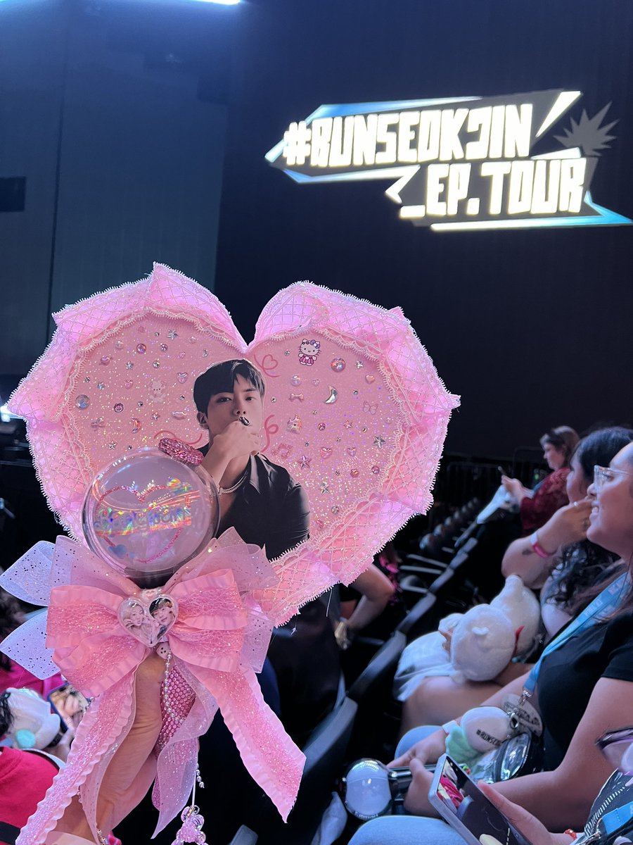 jimingly's tweet image. princess stephjin has arrived at #RUNSEOKJIN_EP_TOUR_Anaheim 💖👸🏼🎀