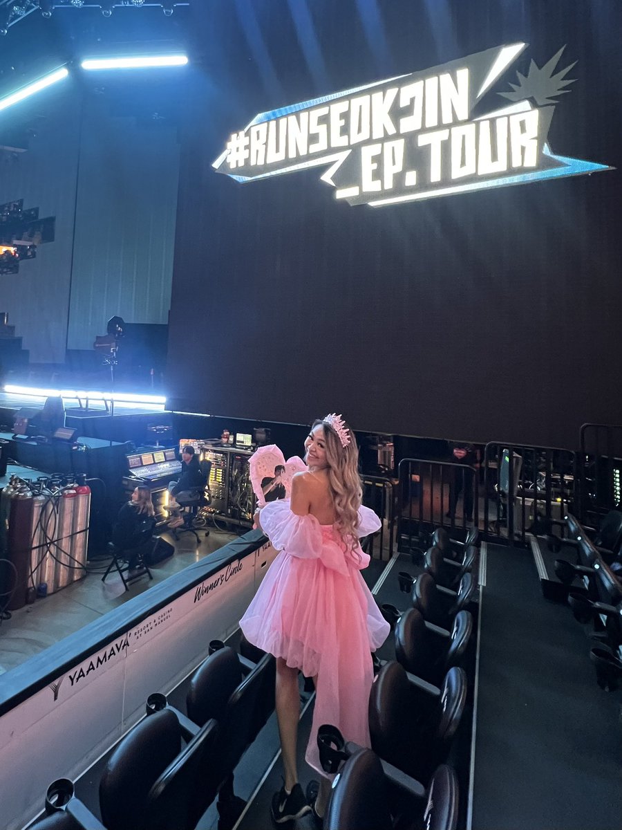jimingly's tweet image. princess stephjin has arrived at #RUNSEOKJIN_EP_TOUR_Anaheim 💖👸🏼🎀