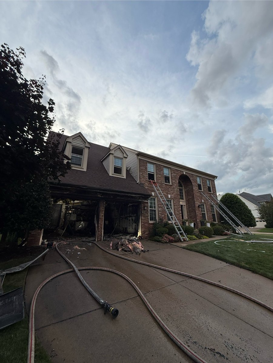 ffxfirerescue's tweet image. #FairfaxBravest are on the scene of a house fire in the 3000 blk of Jeannie Anna Ct in Herndon. Crews arrived to fire showing from an attached garage. The fire is under control. One occupant was transported for non-life-threatening injuries. No firefighter injuries.