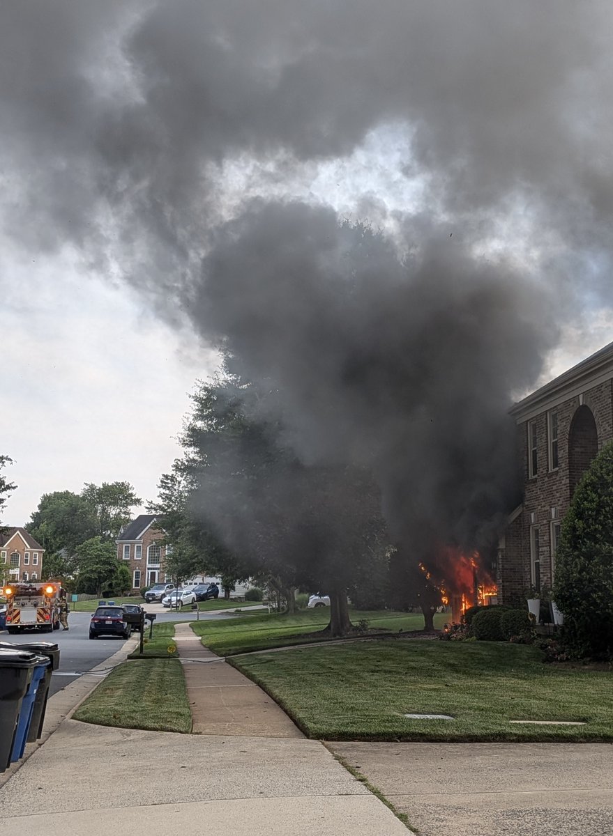 ffxfirerescue's tweet image. #FairfaxBravest are on the scene of a house fire in the 3000 blk of Jeannie Anna Ct in Herndon. Crews arrived to fire showing from an attached garage. The fire is under control. One occupant was transported for non-life-threatening injuries. No firefighter injuries.