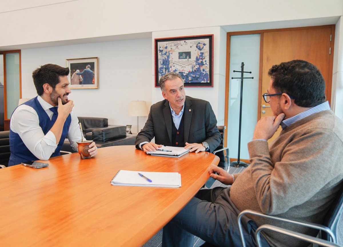 PartidoColorado's tweet image. El presidente @OrsiYamandu dialogó con @AndresOjedaOk, secretario general del Partido Colorado, sobre temas prioritarios. Se planteó crear un espacio de diálogo entre partidos para avanzar en los ejes del Diálogo Social. 🤝🇺🇾 #PartidoColorado #Uruguay #DialogoSocial