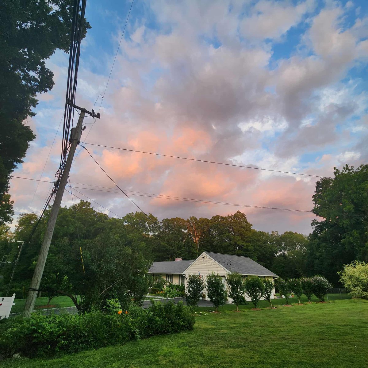 Danbury_WX's tweet image. Cold front is coming through dry tonight… just some cool clouds as seen from Danbury. You should notice a drop in humidity tonight and temperatures tomorrow!
📸 Ashley Thibodeau