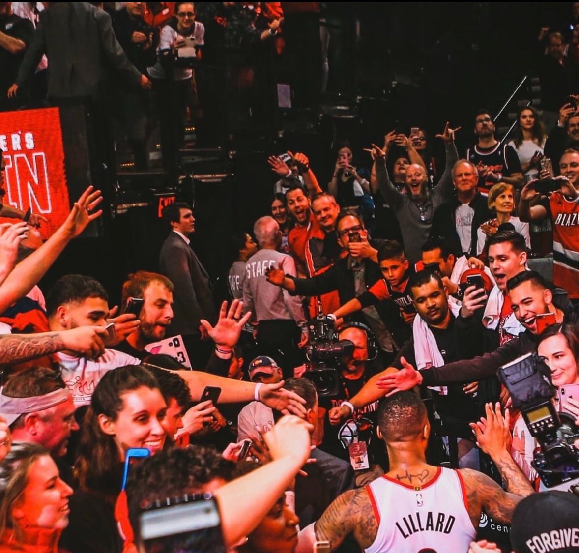 blazersugh's tweet image. dame nation. blazer nation. we are well and truly back. hasn’t even sunk in properly yet but i know this man give no thought to any other team other than Portland. i love you @Dame_Lillard AKA Mr. Portland.
#RipCity