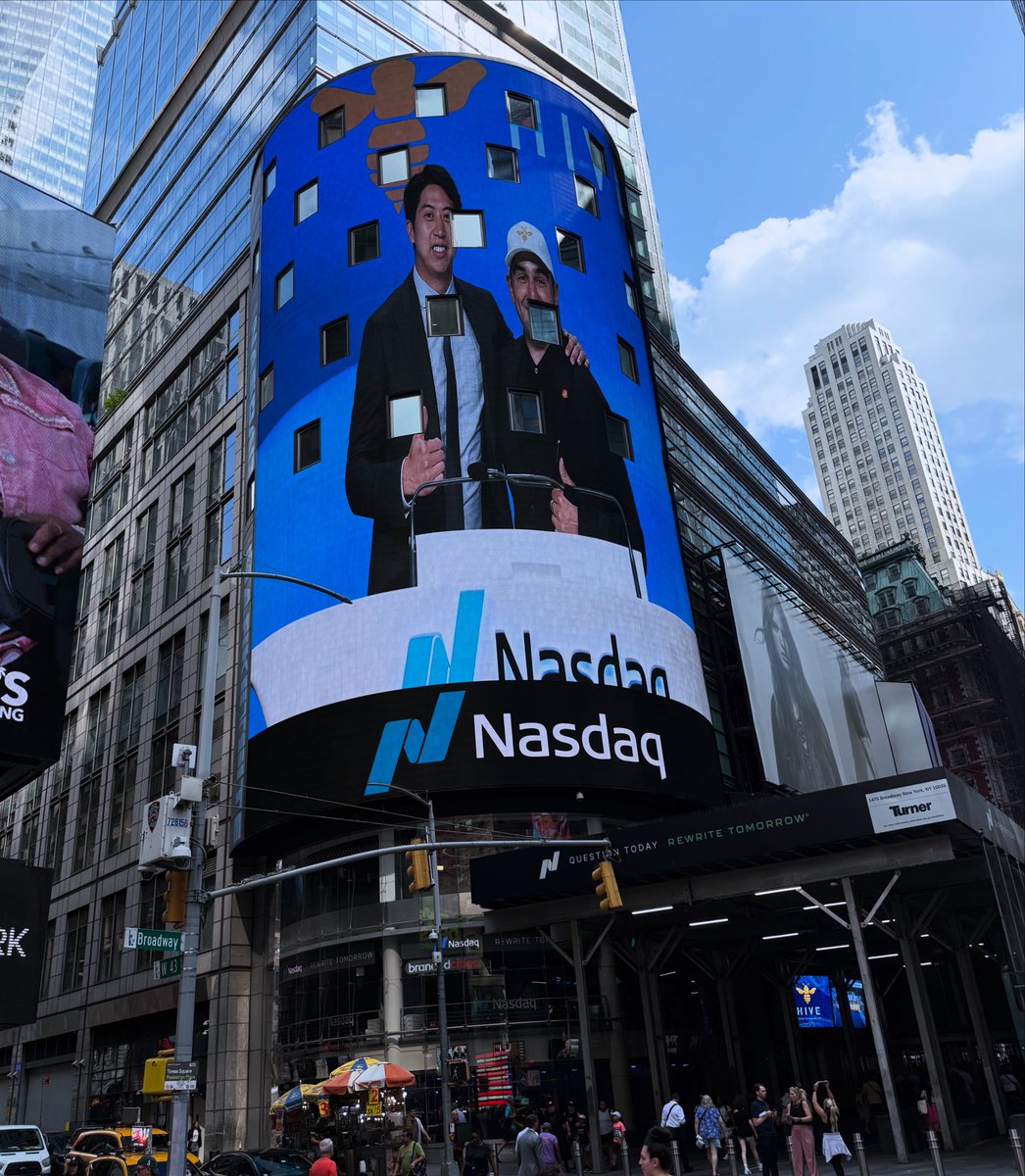 ProspectSportsX's tweet image. Prospect Founder @MostVProspector ringing the closing bell on the Nasdaq with HIVE Blockchain!!
Date: July 17 2025