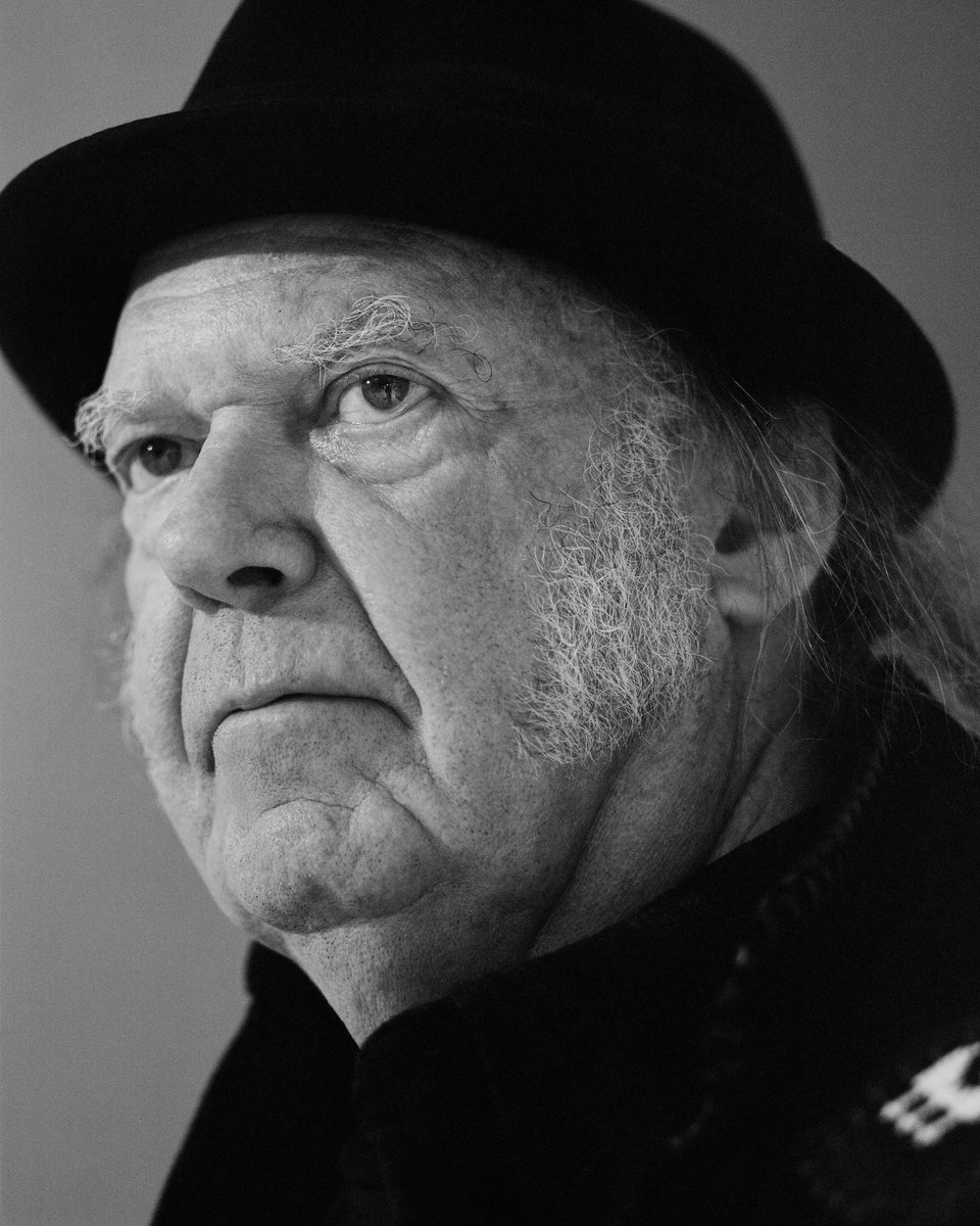 panic_online's tweet image. God: Well, Mr. Young...I got some good news and bad news.
Neil: What&apos;s the good news?
God: You&apos;re gonna get to bang Daryl Hannah. Like every day.
Neil: Haha! I won the lottery on that! The bad news...?
God: You&apos;ll have to wait until you&apos;re 73.