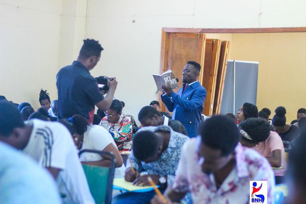 Ann reviv nan kèk imaj kijan konkou dikte an kreyòl la te dewoule nan « Université Quisqueya » (UniQ) ayè mèkredi 16 jiyè 2025 lan. Plis pase 100 moun te patisipe.

CP : Spencer Orphée