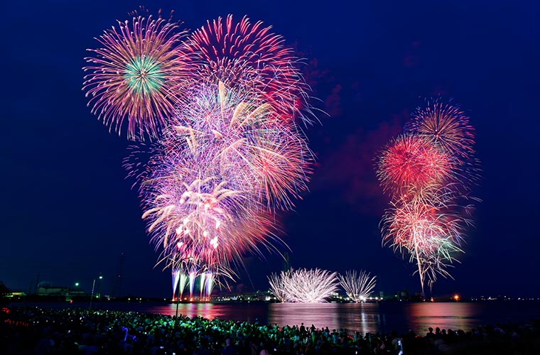 TANOSU_Official's tweet image. 「姫路みなと祭 海上花火大会」観覧席の販売が開始❣
過去最大・県下最大規模となる約10,000発の花火が夜空を彩ります👀✨️夜空に大輪の花を咲かす「10号の尺玉」も過去最多数!
📅9/14(日) 19:30~20:45
📍姫路市飾磨区須加周辺
tanosu.com/event/173471/