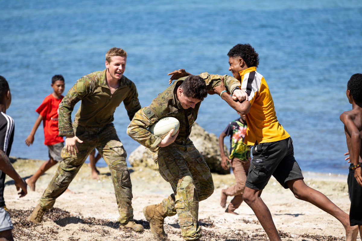 AustralianArmy's tweet image. โ๏ธโ๏ธโ๏ธ
#AusArmy soldiers from 4 Regt, RAA, test out their rugby skills and hangout with local children while on Mobile Training Team- Bravo.
๐ Kouderika, Papua New Guinea
๐ธ LCPL Caitlyn Davill