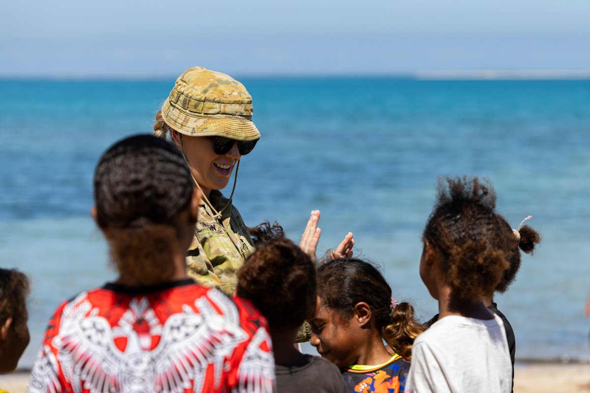 AustralianArmy's tweet image. โ๏ธโ๏ธโ๏ธ
#AusArmy soldiers from 4 Regt, RAA, test out their rugby skills and hangout with local children while on Mobile Training Team- Bravo.
๐ Kouderika, Papua New Guinea
๐ธ LCPL Caitlyn Davill