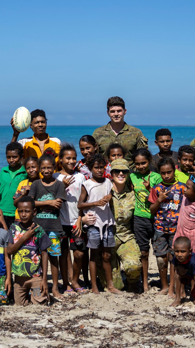 AustralianArmy's tweet image. โ๏ธโ๏ธโ๏ธ
#AusArmy soldiers from 4 Regt, RAA, test out their rugby skills and hangout with local children while on Mobile Training Team- Bravo.
๐ Kouderika, Papua New Guinea
๐ธ LCPL Caitlyn Davill