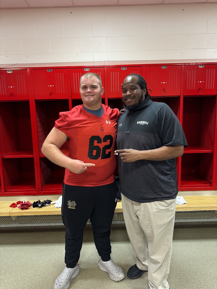 LuckySpringer75's tweet image. After speaking with Coach Barnes, I'm extremely blessed and excited to receive an offer to continue my career at @Grinnell_FB @CoachBlalock44 @HFCBarnes
@EvanYabu @Coach_JRowe