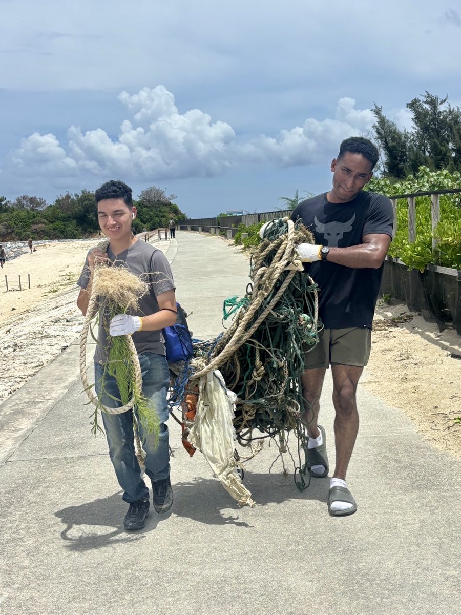 mcipac_jp's tweet image. 毎月恒例となっている海兵隊キャンプ・ハンセンSMPの地元金武町のKinサンライズビーチ清掃が7月12日に実施され、ハンセンSMPからは50人、二国間訓練で親交の深い陸上自衛隊第15旅団からも9人がボランティアが参加しました。
来月は8月2日を予定しています。
📷Camp Hansen SMP