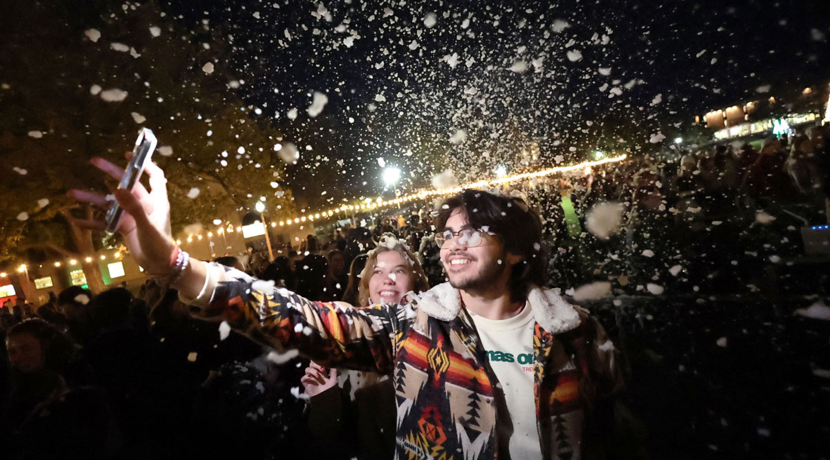 Baylor's tweet image. Weather app: Sunny, with a high of 95. โ๏ธ
Us: Christmas in July sounds pretty good right about now... ๐ป๐