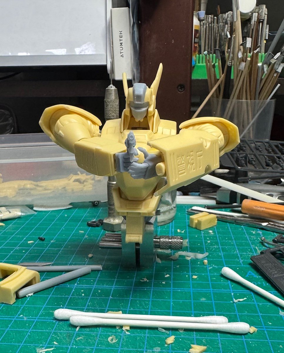 mokichiz's tweet image. 机の上が篠原の八王子工場に成りつつあります。
本当の所在地で言えばアスカを
作らなきゃ成らないのですが
今は八王子ですw
とりあえずリボルバーを正面で構えられました。
CGでやってるんだから設計段階で
分かっているだろうと思われるでしょうが
つまらなく成るんで確認してません。…