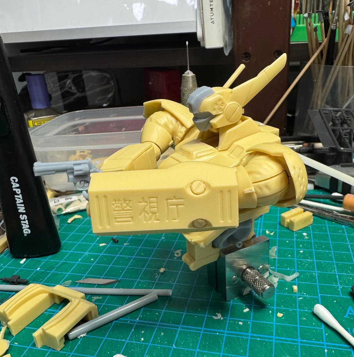 mokichiz's tweet image. 机の上が篠原の八王子工場に成りつつあります。
本当の所在地で言えばアスカを
作らなきゃ成らないのですが
今は八王子ですw
とりあえずリボルバーを正面で構えられました。
CGでやってるんだから設計段階で
分かっているだろうと思われるでしょうが
つまらなく成るんで確認してません。…
