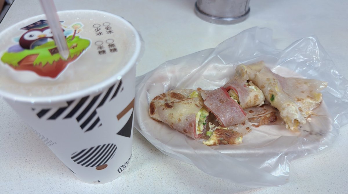 KindPaths's tweet image. 今日の朝ごはんは、台湾のローカル朝食セット。
ハム入りの蛋餅（ダンビン）と、ほんのり甘い豆乳がやさしい味☀️
こういう何気ない朝がいちばん好き。