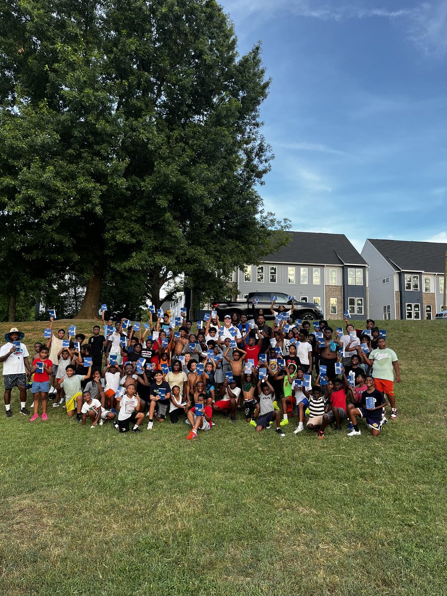 G7Football's tweet image. So impressed with the Coaches and kids at Charlotte Police Athletic League! Special thanks to Officer McGill for allowing us to share Footballs and Bibles with P.A.L. and also to G7 players Zaid Lott, Gordon Sellars and Tre Geathers for their servant leadership!