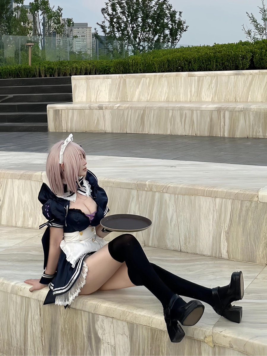 Coslcz's tweet image. 静かに佇むその姿──
メイド服に身を包んだマシュ、日常の中に、少しだけ非日常を。
#FGO #マシュ #マシュ・キリエライト #コスプレ #cosplay