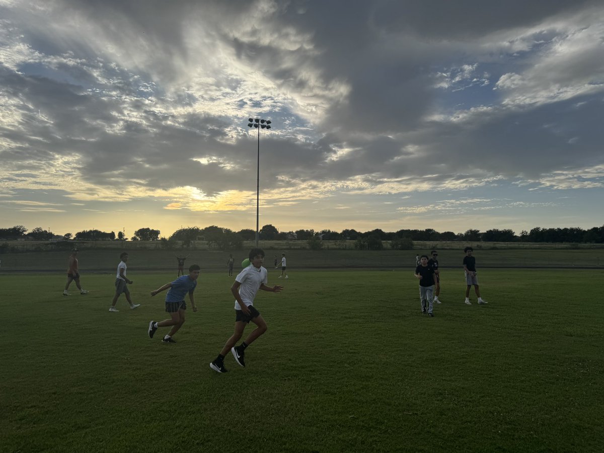 Our 2nd Run Club of the summer is in the books! Thank you to all in the community who came out to run and all these kids for joining us for some fun!! #RunWithThePack 🏃‍♂️🐺🏈 <a href="/CoachCCastillo/">Chris Castillo</a> <a href="/HaysCISD/">Hays CISD</a>