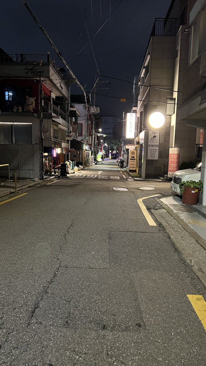 首爾男人街上觀察日記：

1. 地鐵上下車不排隊，直接硬插
2. 不會等人先下車，就硬要上車
3. 走在路上完全自我中心，完全不會避開其他人，寧可直接擦撞
4. 與他人之間的距離感很奇怪
5. 店員跟人互動、人跟店員互動都完全不會講話
6. 在大眾運輸上吃東西還掉屑屑