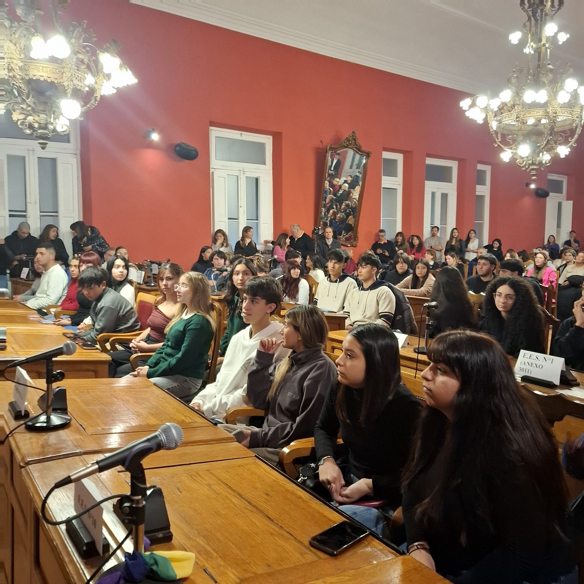 MariniEmilse's tweet photo. Hoy se realizó la Jura de Concejales Estudiantiles 2025.
77 estudiantes, 23 escuelas secundarias de ambas gestiones.Un programa donde los estudiantes toman la palabra para crear, transformar y mejorar su ciudad. https://t.co/DZGIr1INQY