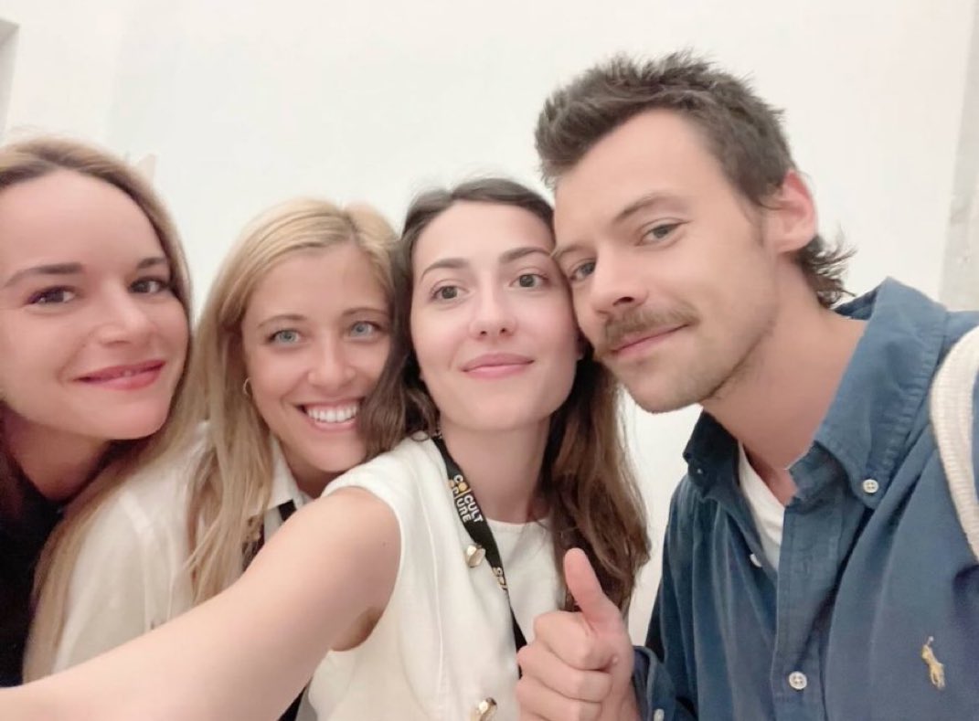 📷 || Nueva foto de Harry con fans hoy en Roma! 📷