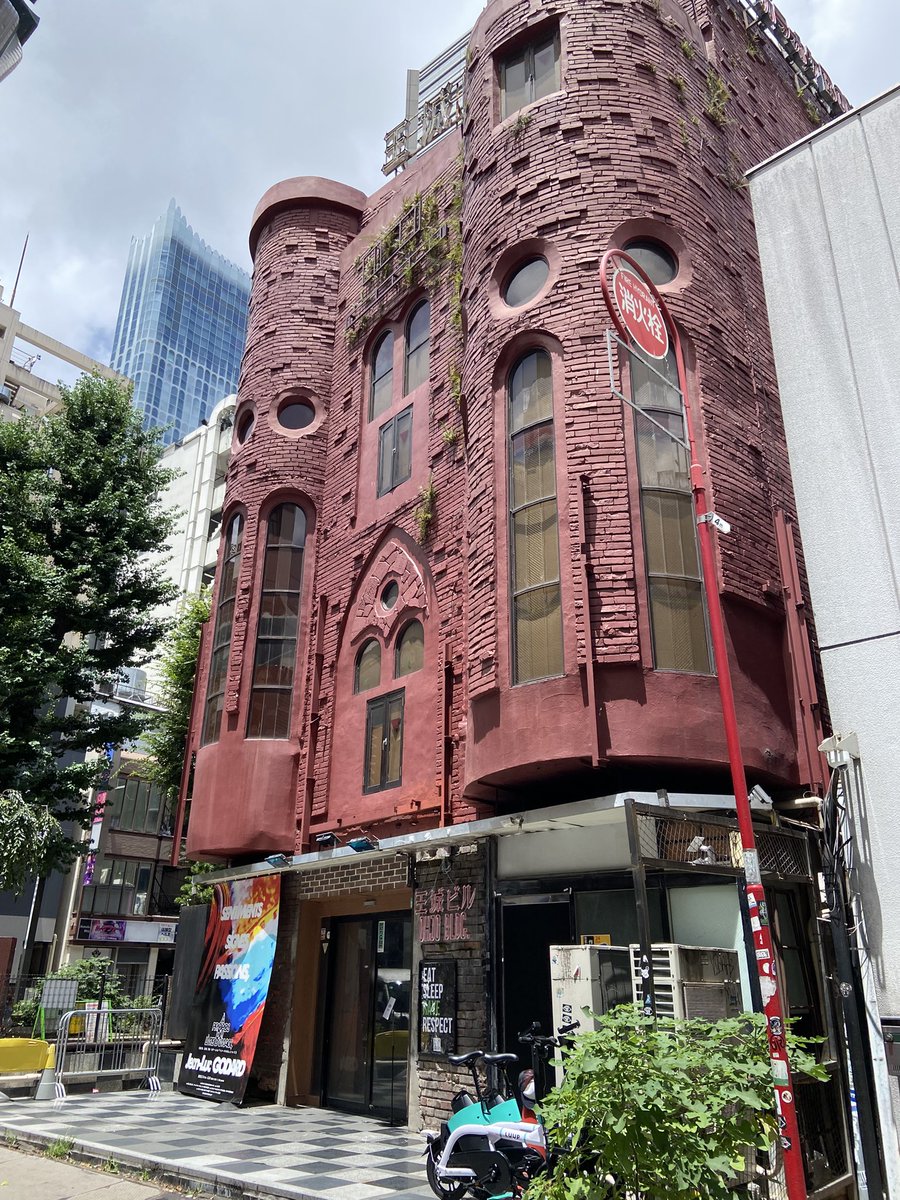 soir_soir's tweet photo. 新宿の王城ビルで開催されているゴダール展行ってきた。まさにイメージの断片のなかを歩く感じ。薄い布に映される映像の重複や時間的なズレが素晴らしい。
会場がかつて中上健次や寺山修司も通ったという歌舞伎町の王城ビルというのもなんかいいね
#ゴダール展
#イメージの本
#王城ビル https://t.co/KdHaW095WX