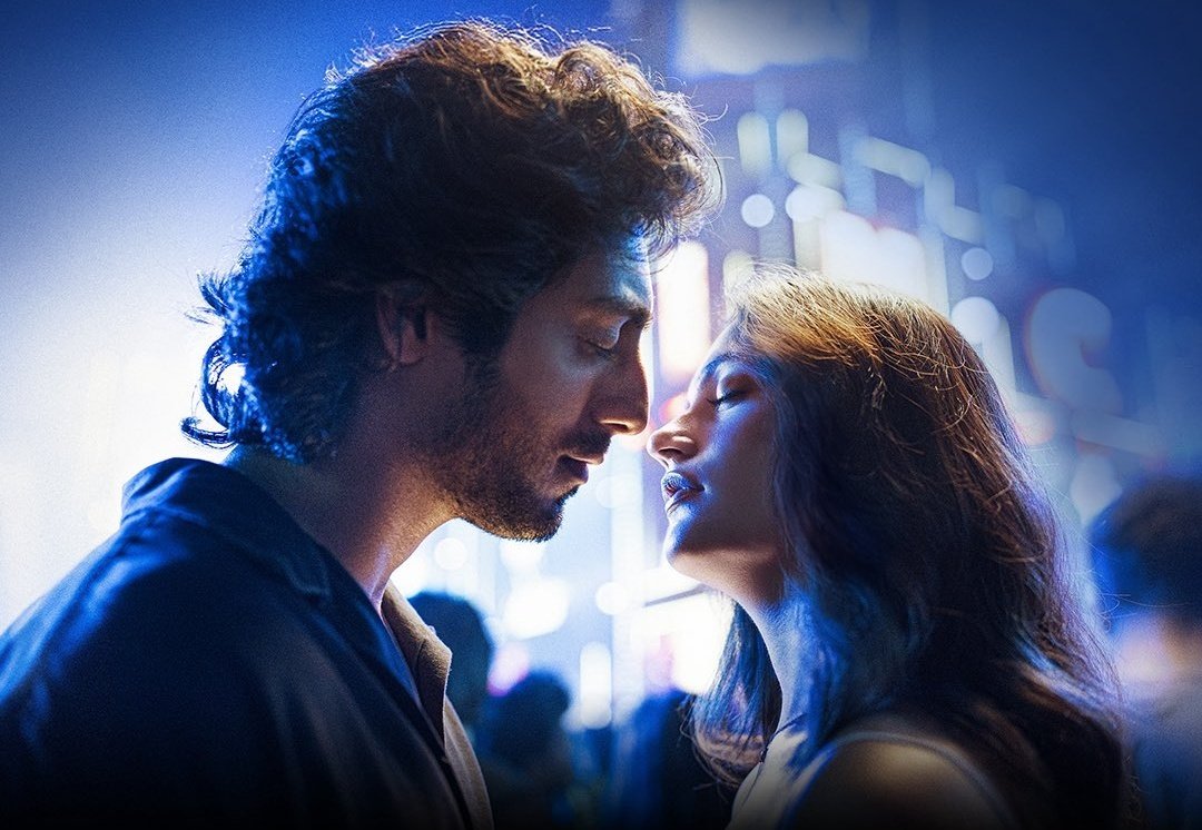 SagarTalkies's tweet photo. #Saiyaara is tracking a whopping ₹24 Cr opening day!
Debut stars + Mohit Suri’s vision + sizzling pre-sales = major box-office storm.
One to watch! 🎬💥
#BoxOfficeWatch https://t.co/ZpKLvtRv2V
