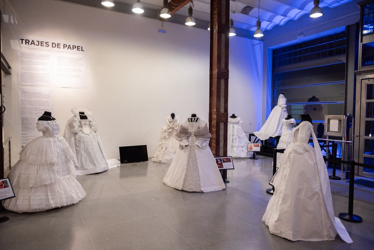 🧵✨ Hoy inauguramos la tercera edición de 𝑻𝒓𝒂𝒋𝒆𝒔 𝒅𝒆 𝒑𝒂𝒑𝒆𝒍, una muestra que presenta una nueva colección de trajes femeninos diseñados y realizados por estudiantes de segundo año | Generación 2024 | de la carrera de Diseño Teatral de la <a href="/emad_uruguay/">Emad</a> 🎭