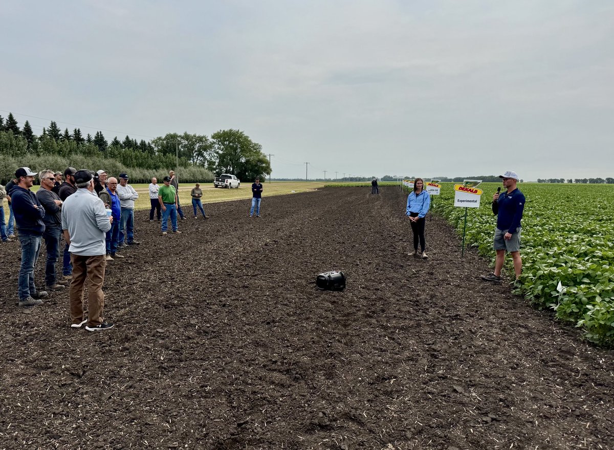 agassizmur1's tweet image. Thanks to all growers & industry reps that attended our @AgassizSeedFarm customer Appreciation Day. Always fun to learn what’s the latest in genetics in corn & soy from our @DEKALB_Canada experts like @samclemis & Bruce Murray. And their Fav picks!