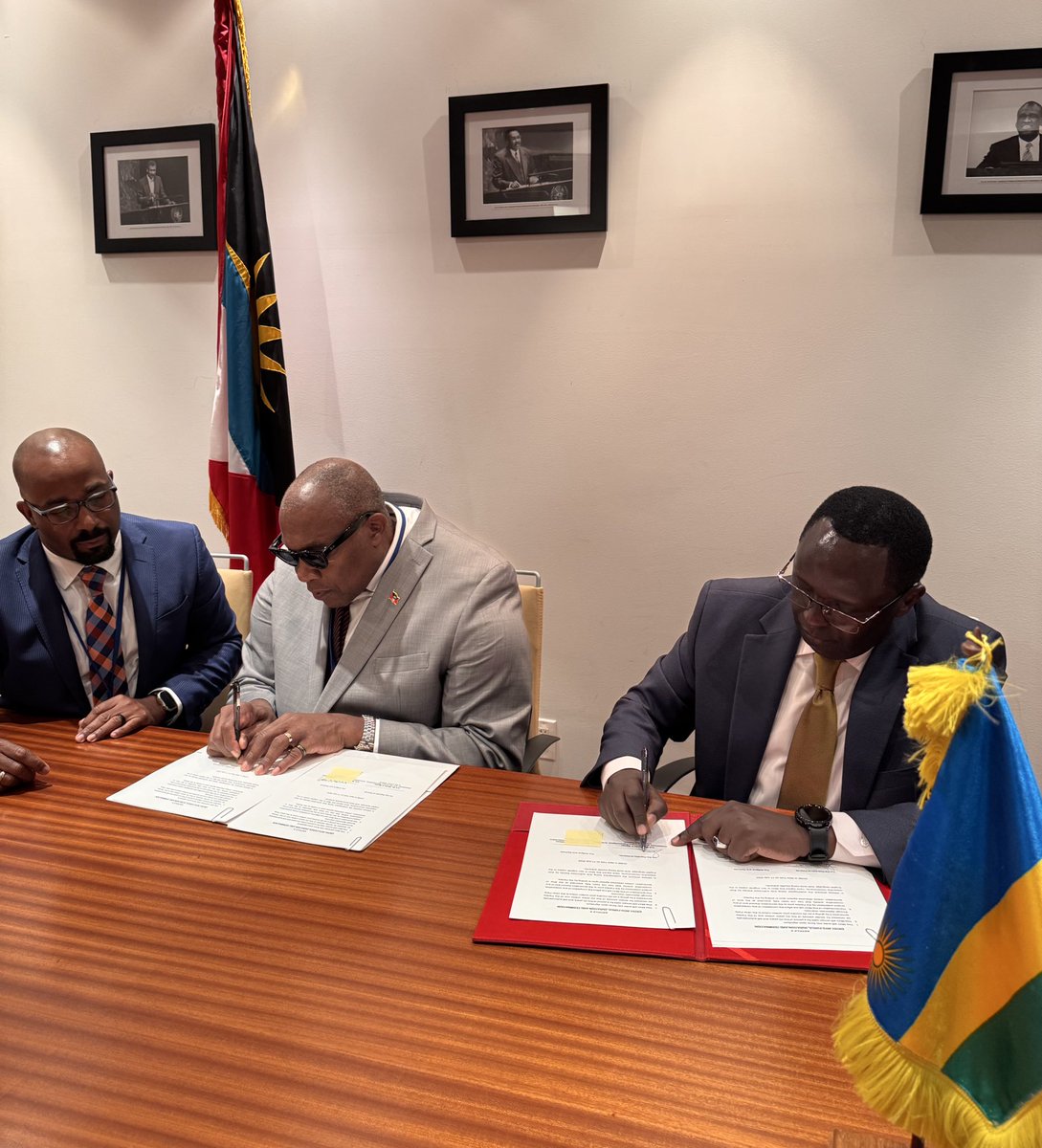 RwandaUN's tweet image. Advancing 🇷🇼Rwanda’s engagement with the Caribbean, Amb. @martin_ngoga and Amb. Walton Webson signed key agreements to strengthen Rwanda🇷🇼 & Antigua and Barbuda🇦🇬 ties:
🔹 Visa waiver for all passport types
🔹 MoU in Health
🔹 MoU on Cooperation in Tourism
Amb. @martin_ngoga…