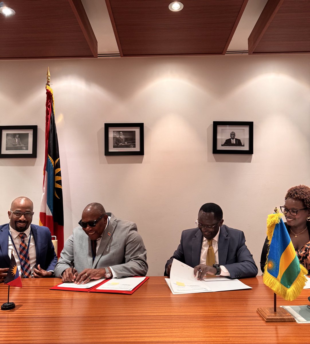 RwandaUN's tweet image. Advancing 🇷🇼Rwanda’s engagement with the Caribbean, Amb. @martin_ngoga and Amb. Walton Webson signed key agreements to strengthen Rwanda🇷🇼 & Antigua and Barbuda🇦🇬 ties:
🔹 Visa waiver for all passport types
🔹 MoU in Health
🔹 MoU on Cooperation in Tourism
Amb. @martin_ngoga…