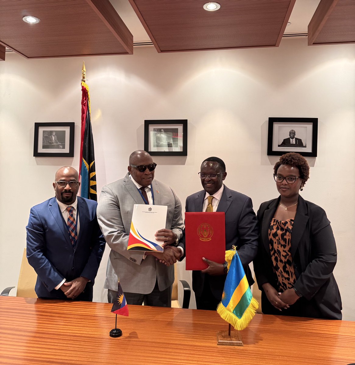 RwandaUN's tweet image. Advancing 🇷🇼Rwanda’s engagement with the Caribbean, Amb. @martin_ngoga and Amb. Walton Webson signed key agreements to strengthen Rwanda🇷🇼 & Antigua and Barbuda🇦🇬 ties:
🔹 Visa waiver for all passport types
🔹 MoU in Health
🔹 MoU on Cooperation in Tourism
Amb. @martin_ngoga…