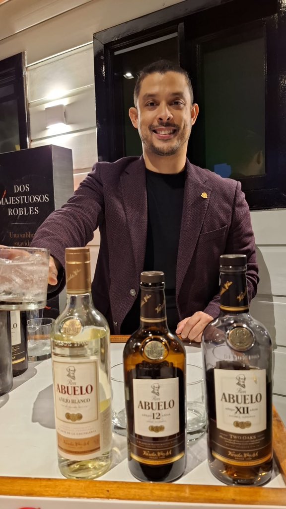 David Davis, uno de los maestros mixólogos de esta tierra istmeña.
Qué orgullo tenerte como parte de nuestro equipo, sobre todo en estos días en que empezamos a reinventar la coctelería con Añejo Blanco. 
Éxitos en “La Cosecha” en Boquete!